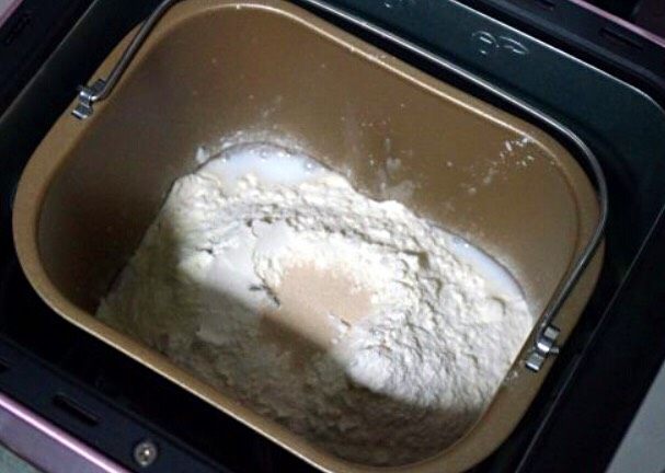 蔓越梅手撕面包,除黄油外其余材料放入面包机中，按揉面程序和面团。