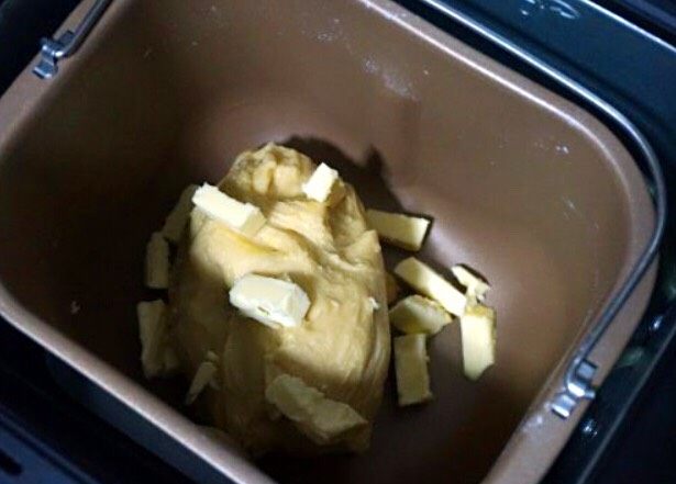 蔓越梅手撕面包,放入室温软化的黄油，再次按和面团发酵模式，再揉一次面。