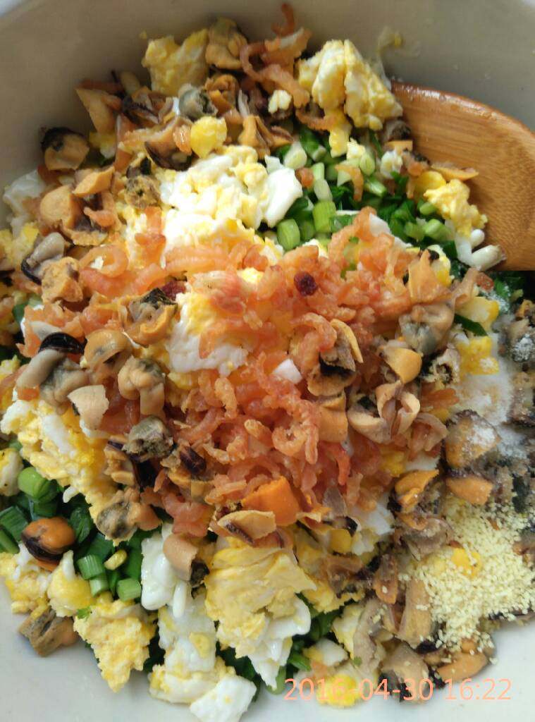 刘记：韭菜盒子,张炒好的鸡蛋，韭菜，海米，=海虹放在一起，搅拌均匀
