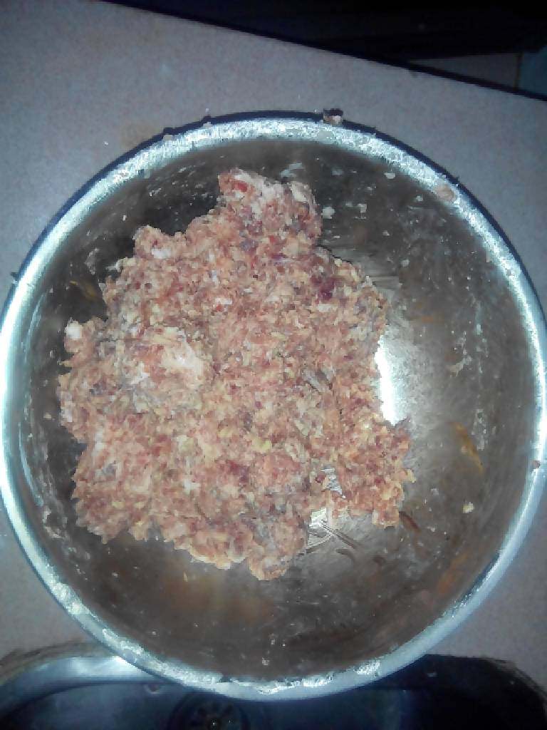 牛斗猪,把加入的番薯粉跟肉搅拌均匀(不要使劲去抓，因为太结实了口感不好)