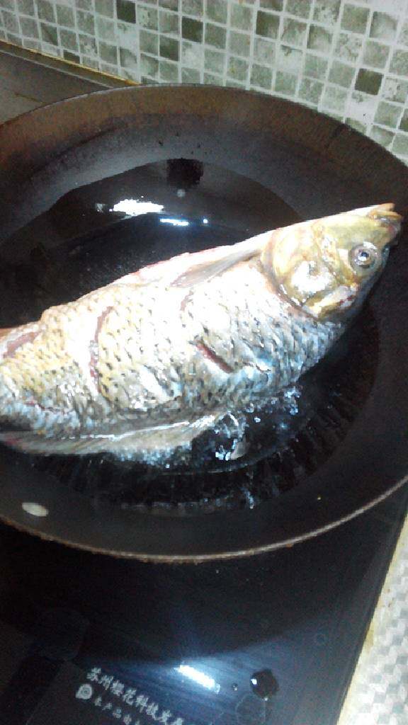炖鱼,起油锅～煎一下鱼两面