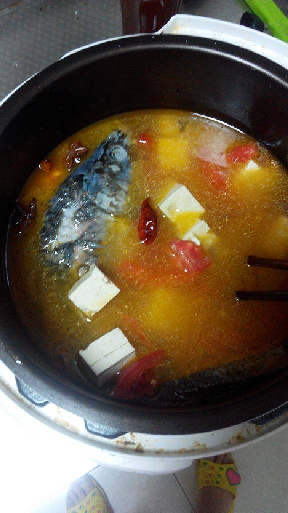 炖鱼,放入电压力锅炖，放入盐～大料～酱油醋～干辣椒～