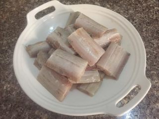 家常红烧带鱼,切成合适大小的段