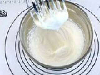 奥利奥木糠杯,350g淡奶油和50g炼乳倒入打蛋盆中用电动打蛋器打发成奶油状。