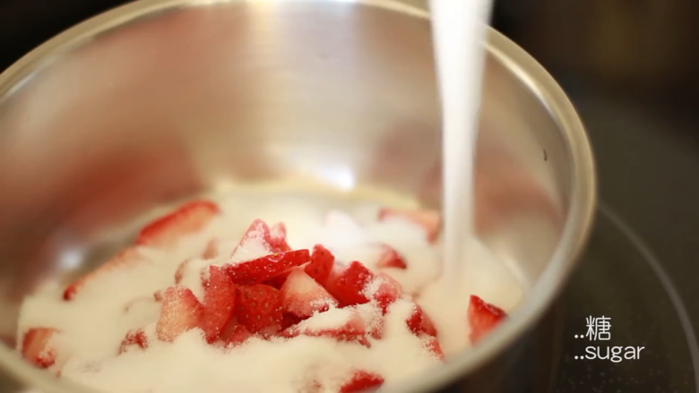 免焗草莓芝士派,锅中加入草莓和糖，拌匀