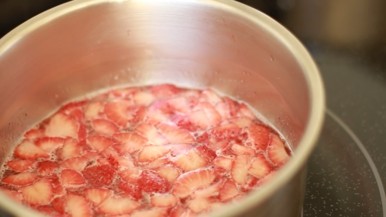 免焗草莓芝士派,接着加入水，中火加热至沸腾后关火，移开