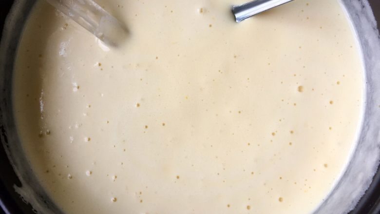 戚风蛋糕杯,将打发的蛋白分两次加入到蛋黄糊中，上下搅拌均匀。
