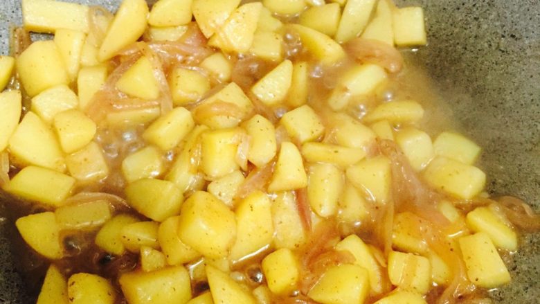 土豆炖培根,等土豆变这个颜色，放点盐巴、酱油，白糖
再把之前煎好的培根，一起翻炒，就可以了