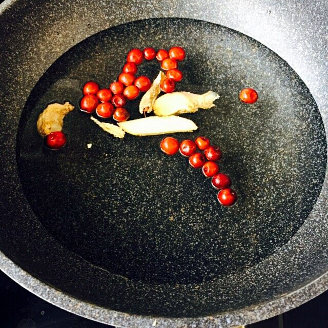 养生艾叶蛋#有个故事#,锅里加入适量的清水、把洗净的酸枣和切好的姜片放入锅里