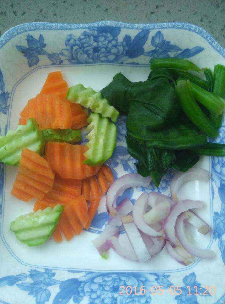 #刘记：三鲜汤饺子#,菠菜，胡萝卜，黄瓜片，用开水烫一下，待用