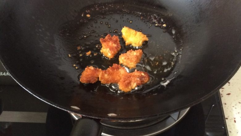 炸鸡米花,然后把鸡胸肉裹上干粉、鸡蛋液、面包糠，放到油锅里炸，因为鸡胸肉容易熟，炸至金黄色即可捞出