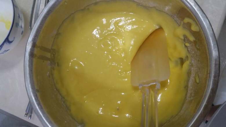 奶油草莓蛋糕卷,低筋面粉和泡打粉混合后筛入蛋黄里，用才橡皮刮刀翻拌均匀，成为蛋黄面糊。将拌好的蛋黄面糊放在一旁静置备用。