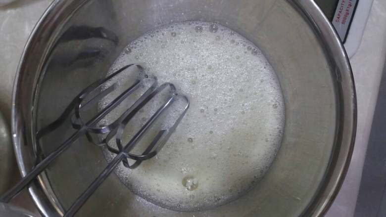 奶油草莓蛋糕卷,将打蛋器洗干净并擦干以后，开始打发蛋白。将蛋白打发到鱼眼泡状态时，加入1/3的细砂糖。继续搅打，并分两次加入剩下的糖。