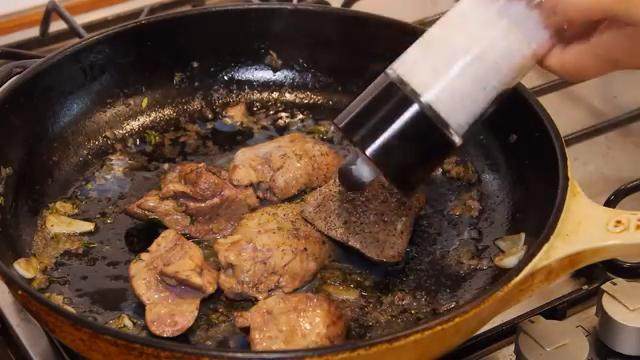 法式鸭肝酱,盖上盖子焖几分钟，放入盐和黑胡椒拌匀