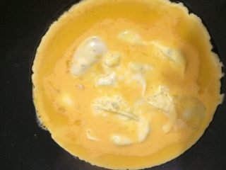 洋葱炒鸡蛋,油锅放入蛋液