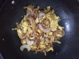 洋葱炒鸡蛋,加入炒好的鸡蛋，加盐和生抽，充分的入味。