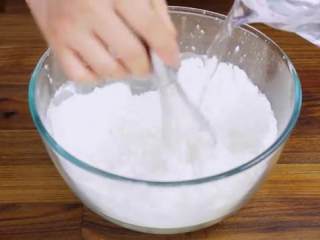 懒人凉皮,澄粉倒入碗中，放入面粉和盐，边倒水边搅拌成粉浆