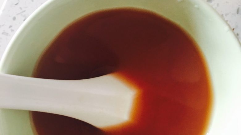 菠萝咕咾肉,取一小碗加入三勺<a style='color:red;display:inline-block;' href='/shicai/ 699'>番茄酱</a>，三勺白糖，两勺醋，一勺生抽，小半碗清水，一勺水淀粉调成料汁。