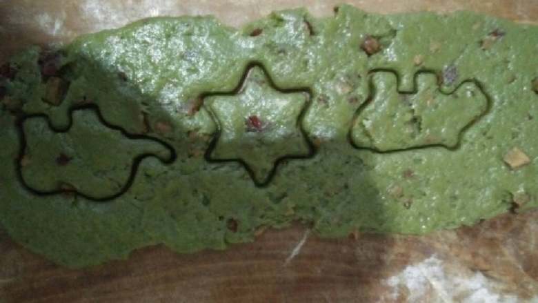 抹茶红枣小饼干,将面糊装进裱花袋裱花，或者擀成长条用饼干模具做形状～～