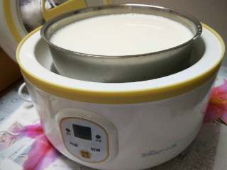 自制酸奶,先将小熊酸奶机的内胆和密封盖都用开水烫一分钟消毒～然后按比例倒入1升的牛奶和酸奶发酵粉搅拌均匀