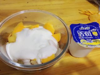 美味的香蕉芒果沙拉,放酸奶