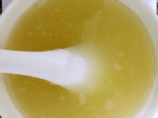蜜豆椰奶冻,魔芋糖粉加入200毫升水，搅拌均匀。