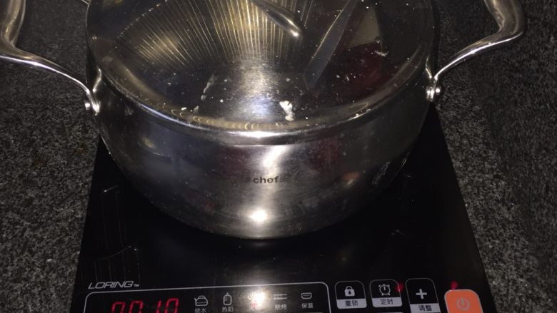 紫馒头,锅中烧水，待上气后，将蒸笼放入，蒸十分钟