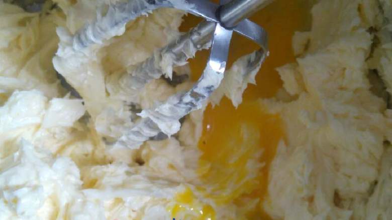 凤梨酥,分次加入打散的蛋液，继续打发至鸡蛋与黄油充分的融合。