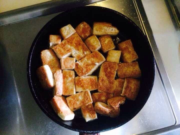 双菇豆腐煲,小火，将豆腐两面全部煎香。盛出放入小砂锅里。