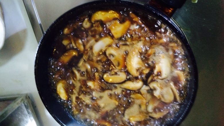 双菇豆腐煲,平底锅里的剩的一点油不要倒出来，直接将双菇倒入锅内翻炒。待油基本吸完时，双菇水也出来少许，这时将准备好的小碗里的调料全部倒入锅内，待沸腾了就将平底锅里的双菇料等一并倒入砂锅内，适当加些水，放到炉子上。
