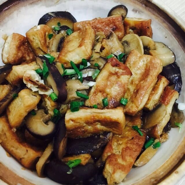 双菇豆腐煲,小火慢炖20分钟左右，当中翻几次，让豆腐均匀吸收双菇食材的鲜香味，出锅时洒葱花即可。