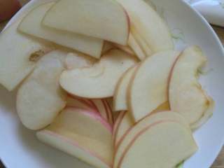 玫瑰苹果,苹果切薄片，锅里放白糖加水烧开，放入苹果片，烫软捞出