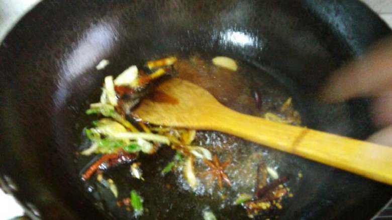 #刘记#：粉条炖安康鱼🐟学名先生鱼🐠,油烧热把所有的材料放到锅里，翻炒，炒出香味了