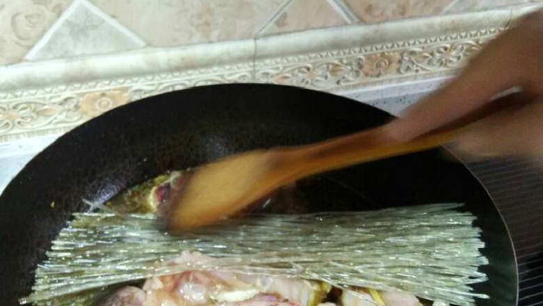 #刘记#：粉条炖安康鱼🐟学名先生鱼🐠,鱼🐟和粉条放到锅里翻炒，添加冷水，水一定要把鱼和粉条满过来