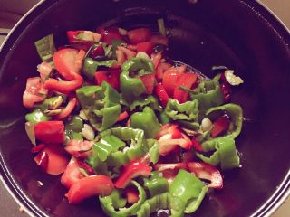 红烧茄子,放入切块的青红辣椒西红柿！炒至西红柿出汤汁，辣椒半熟