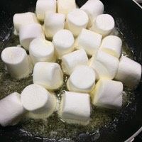 牛轧糖,将黄油放进锅内融化，立刻倒入棉花糖，快速搅拌