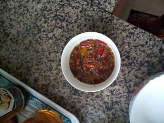 炝拌土豆丝,将干红辣椒掰碎，跟花椒一起放入碗里，锅内放适量食用油，待油温升高后，把热油倒入碗内即可。