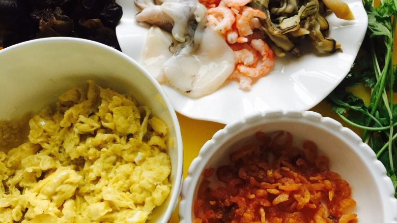 墨鱼汁海鲜饺子#有个故事#,料备齐，鸡蛋打散放锅里炒香、盛出备用