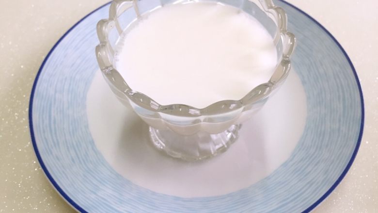 树莓椰奶冻,也可直接倒入漂亮的杯子或碗里，晾凉备用。