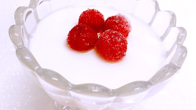 树莓椰奶冻,放几颗树梅，颜色很亮丽，酸酸甜甜很美味呢！水果可以根据自己的喜好随意添加。