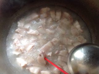 红烧肉炖土豆,把肉洗净，切成大小均匀的小块，倒入凉水锅中煮，边煮边撇去浮末。肉煮熟了，筷子能轻易穿过，捞出备用