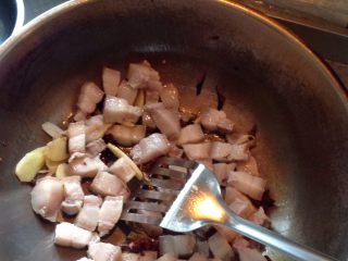 红烧肉炖土豆,重新开火，倒油，葱，姜，炒香，倒入肉，翻炒，