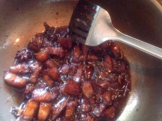 红烧肉炖土豆,倒入老抽，白糖，盐，味精等翻炒。