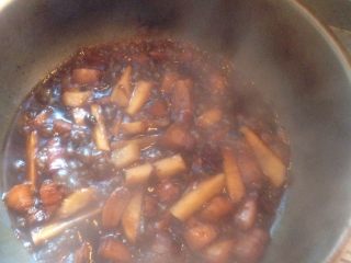 红烧肉炖土豆,开锅倒入土豆条，盖上锅盖，小火炖，土豆条熟，汤汁浓稠即可出锅。