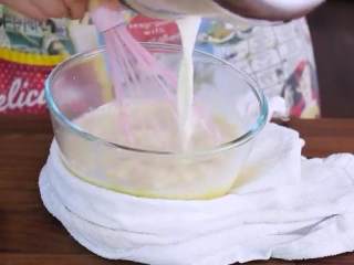 黑芝麻冰淇淋,在装蛋黄的碗下垫一块毛巾，把混合物边倒入边搅拌