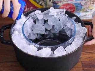 黑芝麻冰淇淋,在碗和锅子的空隙间塞满冰块，往冰块上撒盐