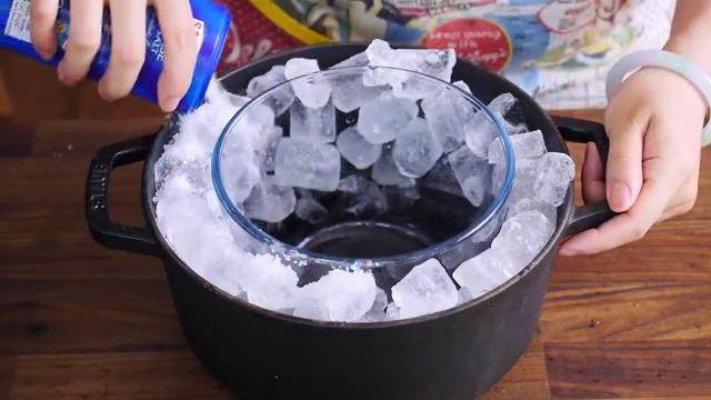 黑芝麻冰淇淋,在碗和锅子的空隙间塞满冰块，往冰块上撒盐