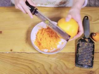 胡萝卜蛋糕,用擦板把胡萝卜擦成细丝，橙子皮擦成碎屑