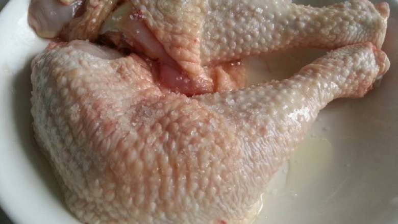 姜葱鸡,材料见如图、、弄干净后撒少些盐在表面腌制3o分钟
