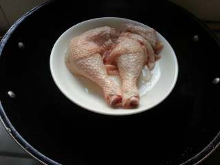 姜葱鸡,腌制时间过后、放点水在锅内大火煮沸后、转中火、隔水蒸13分种左右了。（如果把它斩块蒸的时间比较少）